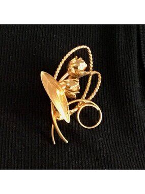Vintage Gold-Tone Floral Brooch Pin With Leaf & Twisted Wire Design